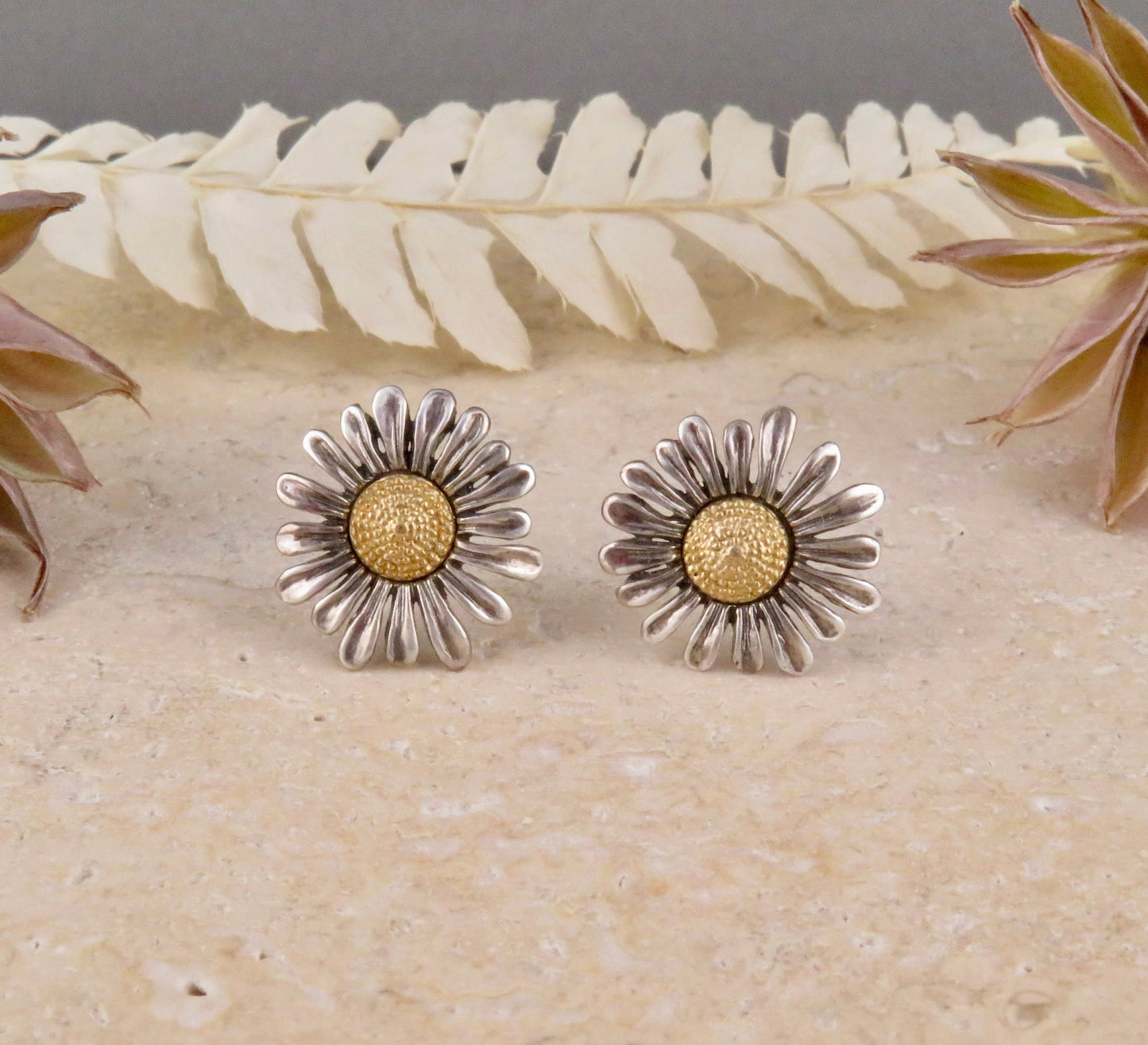 Daisy Post Earrings - Medium